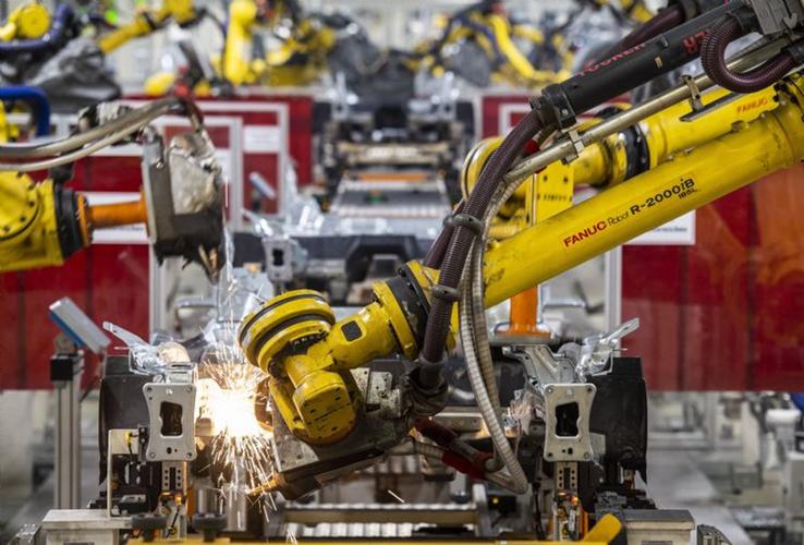 调查结果显示,制造业对于智能工厂布局显著提升,2019年有68%的受访